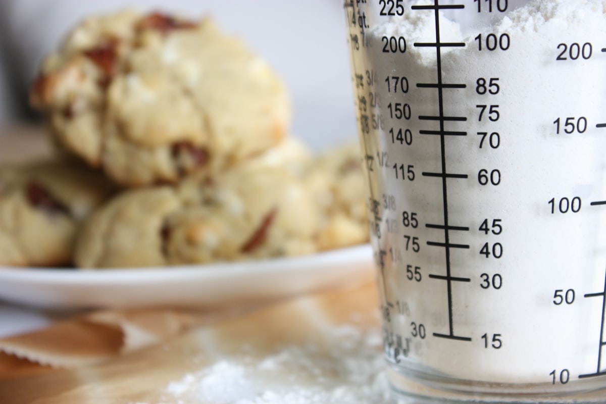 Préparation d'une recette saine sans sucre ni farine